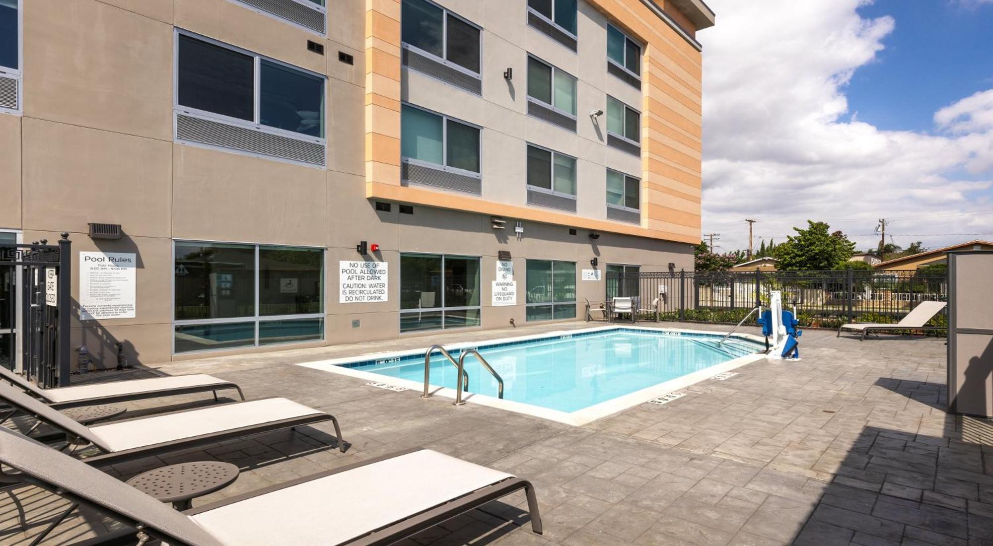 Holiday Inn Express & Suites - Hawaiian Gardens By Ihg Exteriér fotografie