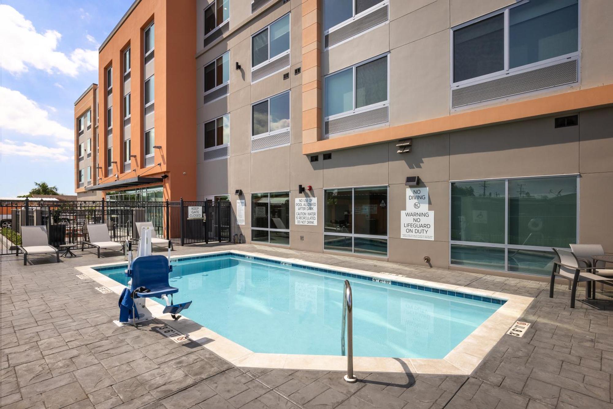 Holiday Inn Express & Suites - Hawaiian Gardens By Ihg Exteriér fotografie