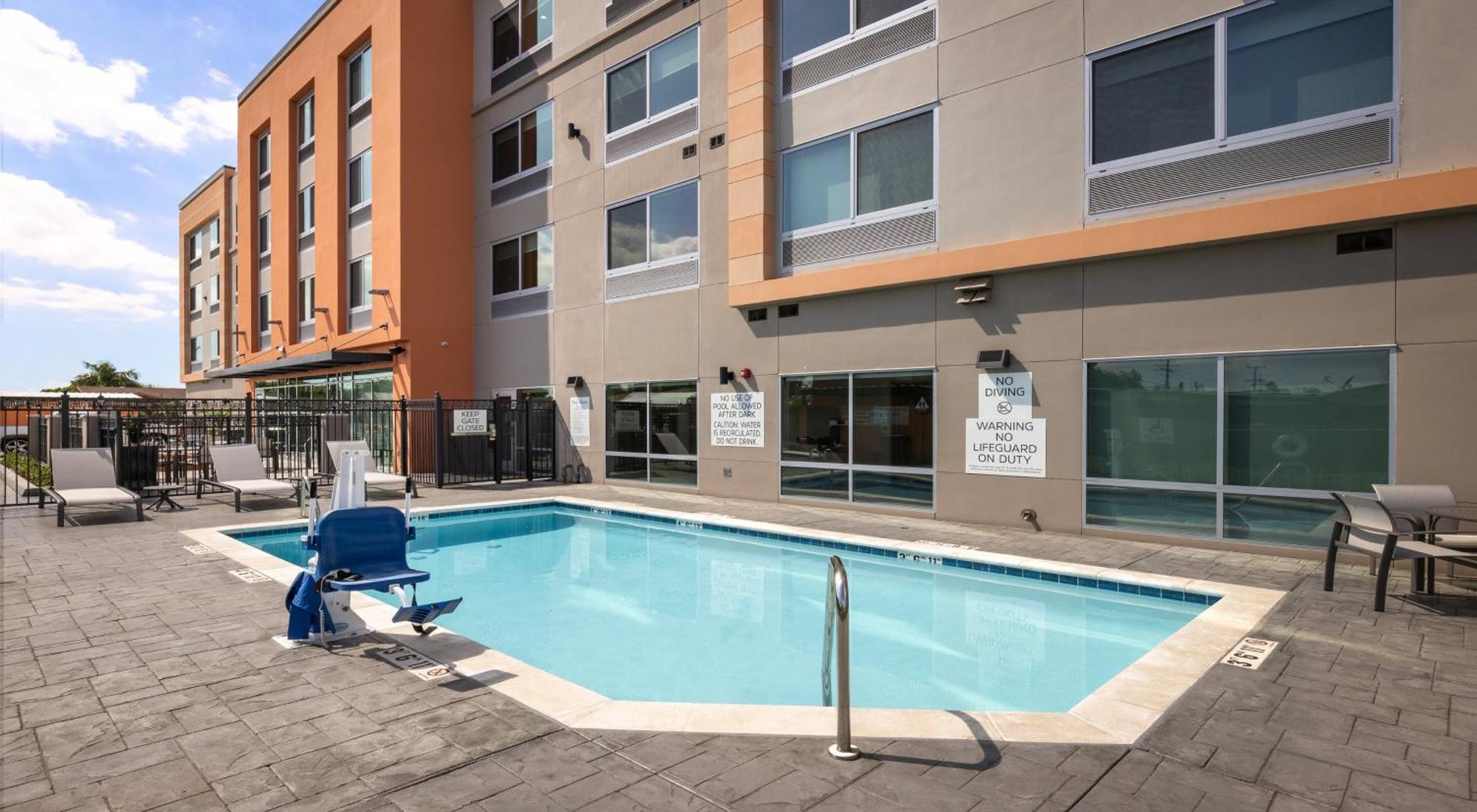 Holiday Inn Express & Suites - Hawaiian Gardens By Ihg Exteriér fotografie